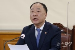 홍남기 "수출 기대 이상 호조···우크라 영향 가시화 우려"