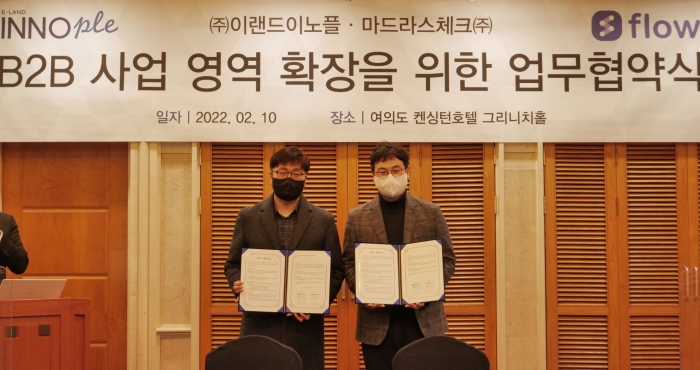 지난 10일 서울 여의도 켄싱턴호텔에서 김지원 이랜드이노플 대표(왼쪽)와 이학준 마드라스체크 대표가 업무협약 체결 후 기념촬영을 하고 있다. 사진=이랜드 제공