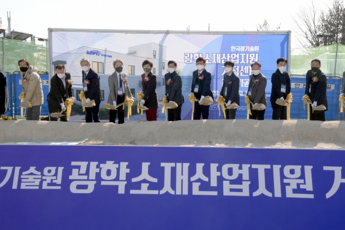 11일 오후 한국광기술원에서 열린 광학소재산업화지원 거점센터 기공식에서 참석자들이 시삽을 하고 있다. /광주광역시 제공