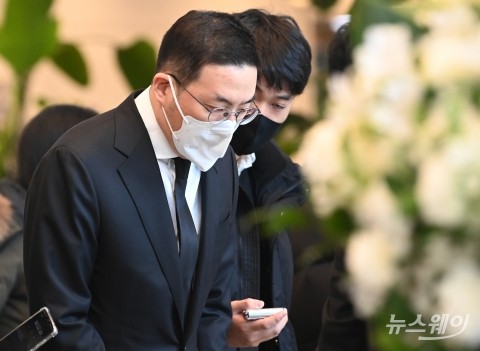 구자홍 빈소 찾은 구광모 회장 &quot;자상하고 따뜻했던 분&quot;