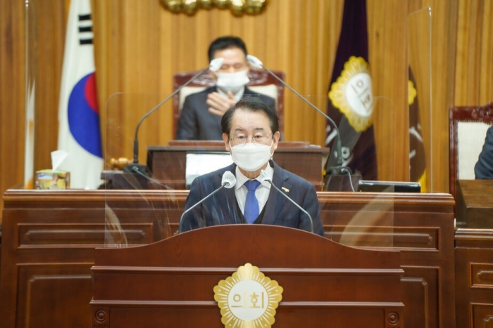 김종식 목포시장이 14일 제373회 목포시의회 임시회에서 2022년도 시정 운영 방향을 제시하고 있다.