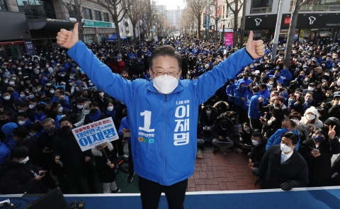 '인동초' 선물 받고 김대중 외친 이재명 &quot;광주·호남 개혁정신 방향대로 살아왔다&quot;