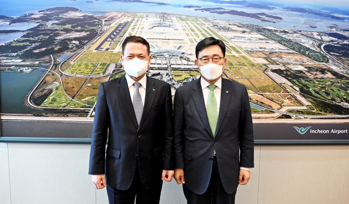 한국농수산식품유통공사 김춘진 사장(오른쪽)이 인천국제공항공사 김경욱 사장을 만나 ESG실천을 위한 협력 방안을 모색했다.