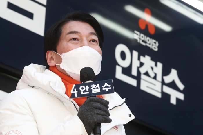 안철수 국민의당 대선 후보가 지난 20일 서울 마포구 홍대 거리에서 열린 유세에서 지지를 호소하고 있다. 사진/ 국회사진기자단