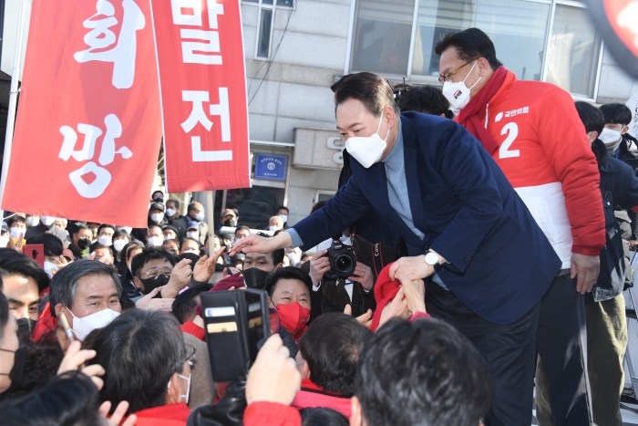 윤석열 국민의힘 대선 후보가 22일 오전 충남 당진시 전통시장에서 열린 유세에서 지지자들과 인사하고 있다. 사진/ 연합뉴스 제공