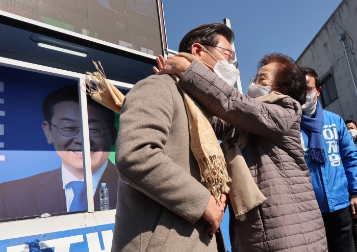더불어민주당 이재명 대선후보가 24일 충북 충주시 충주 산척치안센터 앞에서 열린 