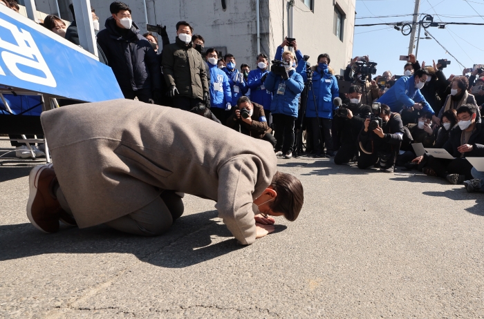 더불어민주당 이재명 대선후보가 24일 충북 충주시 충주 산척치안센터 앞에서 열린 