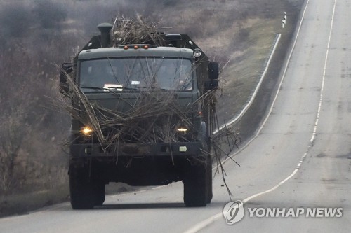 우크라 동부 도네츠크로 이동하는 러시아 군용트럭. 사진=연합뉴스 제공