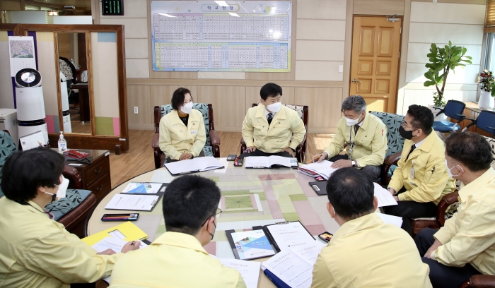 장석웅 전남교육감이 2일 나주교육지원청을 방문해 방역상황을 점검하고 있다.