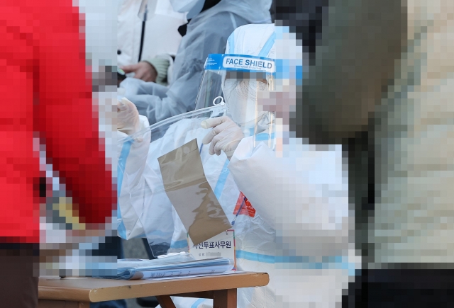 지난 5일 오후 서울역 앞 임시기표소에서 코로나19 확진·격리자들이 투표하고 있다. 사진=연합뉴스 제공