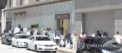 &quot;해외여행 막히자 명품 구매&quot; 백화점 '고액 소비' 증가