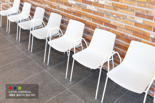 롯데케미칼은 롯데인재개발원 오산캠퍼스에 플라스틱 재활용 소재로 만든 향균 의자를 제공했다. 사진=롯데케미칼