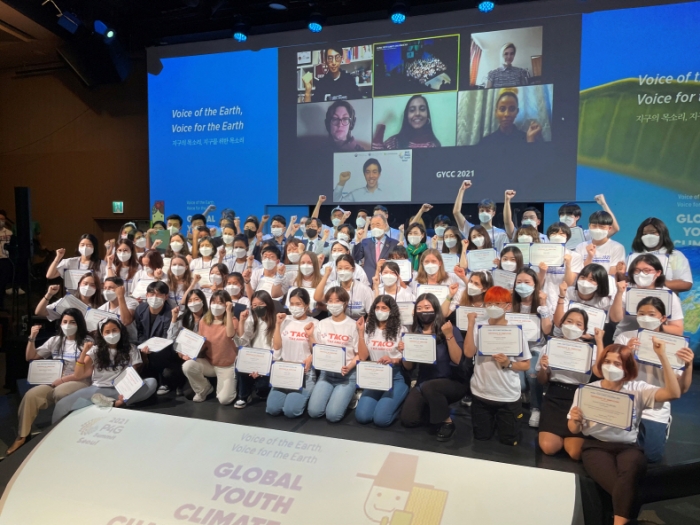 글로벌에코리더 참여 학생들이 '2021 피포지(P4G) 서울 녹색미래 정상회의' 공식 사전행사에서 기념 사진을 찍고있다. 사진=LG생활건강 제공