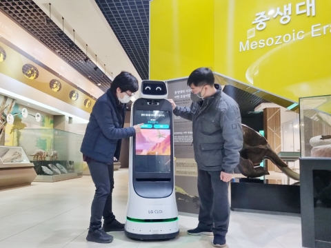 "작품 해설부터 기념촬영까지" LG 클로이 가이드봇 박물관 진출