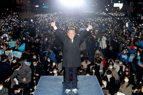 대선 'D-1'···이재명 &quot;어게인 2002&quot;, 윤석열 &quot;주권자로 정권 심판&quot;