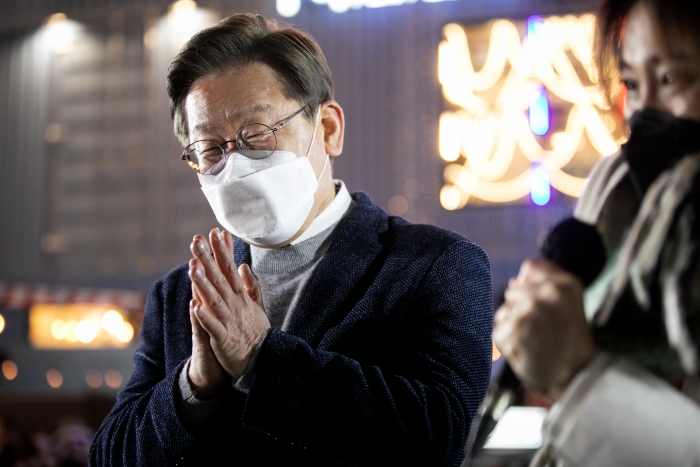 공식 선거운동 마지막 날인 8일 저녁 더불어민주당 이재명 대선후보가 서울 마포구 홍대 걷고싶은거리를 찾아 마지막 유세를 펼치며 지지자들과 인사를 나누고 있다. 사진=연합뉴스 제공