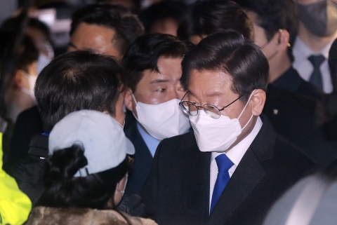  이재명, 대선 승복 선언 &quot;저의 부족함 때문···윤석열 당선인 축하&quot;