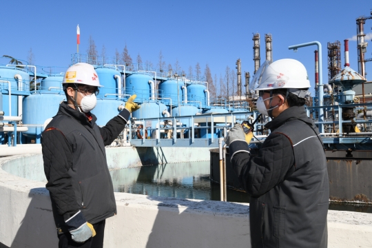 SK에너지 동력공장 직들이 울산콤플렉스(CLX) 종합폐수처리장을 점검하고 있다. 사진=SK이노베이션