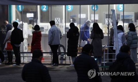 오후 9시까지 전국 신규 확진자 32만4917명···어제보다 2만3373명 ↑