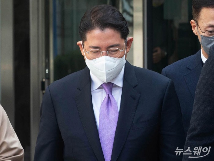 계열사를 부당 지원해 공정거래법을 위반한 혐의로 재판에 넘겨진 조현준 효성그룹 회장이 지난 2022년 서울 서초구 서울중앙지방법원에서 열린 1심 공판에서 벌금 2억원을 선고받고 법원을 나서고 있다. 사진=이수길 기자 leo2004@newsway.co.kr