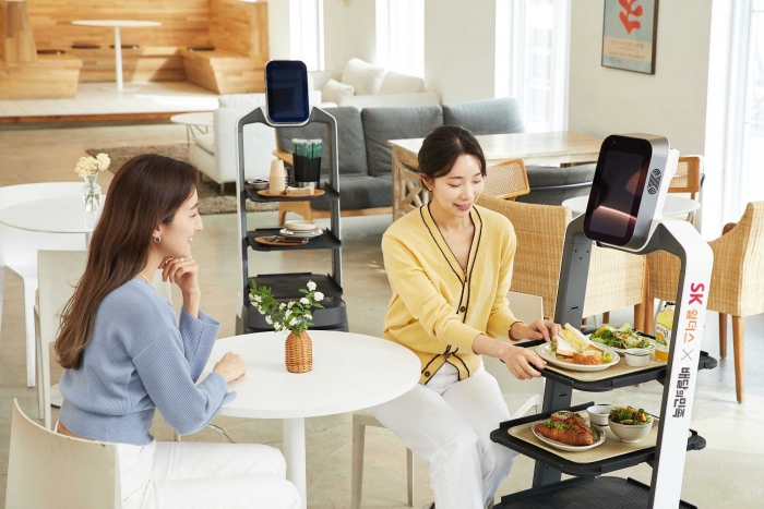 우아한형제들이 서비스 중인 서빙로봇 '딜리플레이트S'가 매장 이용 고객들에게 음식을 서빙하고 있다. 사진=우아한형제들 제공