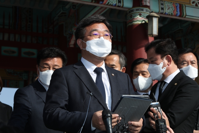 더불어민주당 윤호중 비대위원장이 16일 오전 광주 북구 운정동 국립 5·18민주묘지를 참배한 뒤 호남 지역민에게 대선 패배 결과를 사과하는 입장문을 낭독하고 있다. 사진=연합뉴스 제공