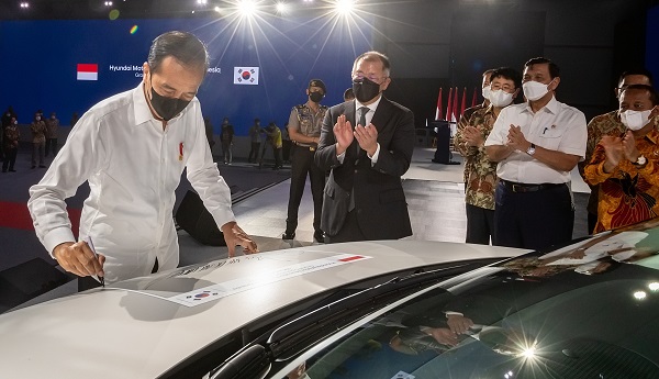 조코 위도도 인도네이사 대통령이 정의선 현대차 회장이 지켜보는 가운데 아이오닉 5 차량에 서명하고 있다. 사진=현대자동차 제공
