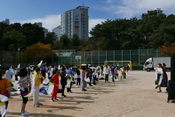 진남초등학교에서 '얼씨구 노래하고 절씨구 춤추고'공연형 프로그램 진행 모습