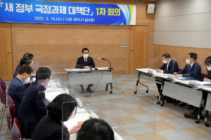 문영훈 광주광역시 행정부시장이 16일 오전 시청 세미나실에서 열린 새 정부 국정과제 대책단 1차 회의를 주재하고 있다. /광주광역시 제공