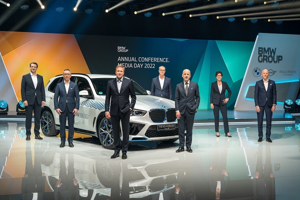 BMW "순수 전기차 올해 15종 생산...2025년 누적 판매 200만대 목표" 기사의 사진
