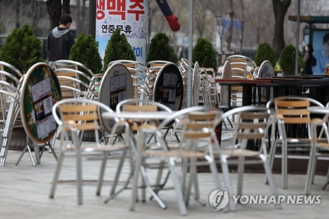 사적모임 21일부터 6명→8명 늘린다···영업 제한시간은 11시 유지