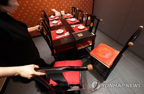 오늘부터 사적모임 8명까지 가능···접종완료 입국자는 격리 면제