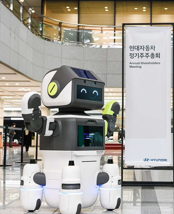 현대차가 개발한 로봇 '달이(DAL-e)'가 24일 서울 서초구 현대차 양재 사옥에서 주주들을 반기고 있다.  사진=현대차 제공