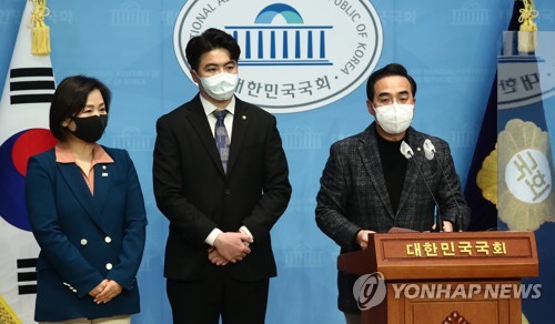 왼쪽부터 원내대변인으로 임명된 이수진·오영환 의원, 박 원내대표. 사진=연합뉴스 제공