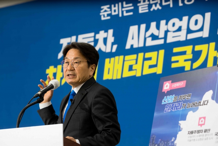 강기정 더불어민주당 광주광역시장 예비후보가 첫 정책공약 기자회견을 열고 광주신경제지도 새 엔진에 대한 설명을 하고 있다.