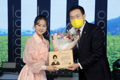 국악트롯요정 김다현, 장흥군 명예군민증 받아