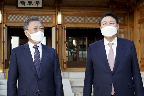 문재인-윤석열, 대선 이후 19일 만에 만남···'집무실 이전' 허심탄회한 대화(종합)