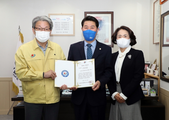 정읍시의희 정상철 경제산업위원회 위원장 부부가 유진섭 시장에게 부친상 부의금 일부를 장학금으로 기탁하고 있다.