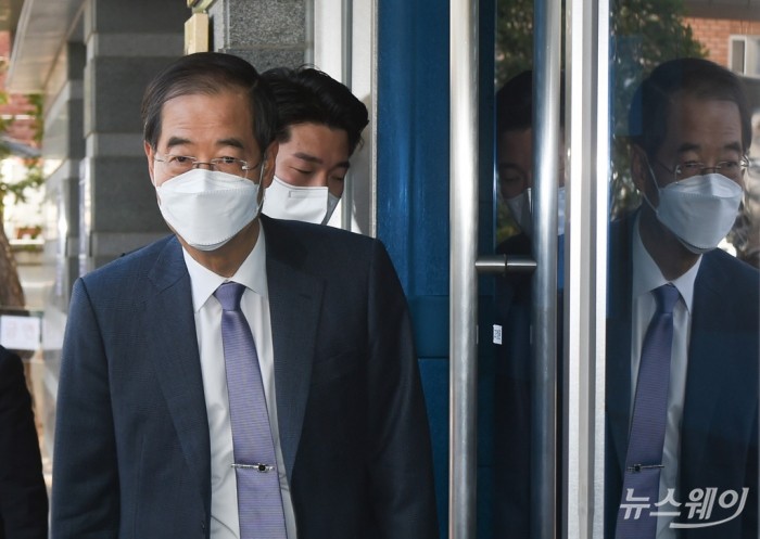 윤석열 정부의 첫 신임 국무총리로 지명된 한덕수 전 총리 인수위원회 도착. 사진=인수위원회사진기자단