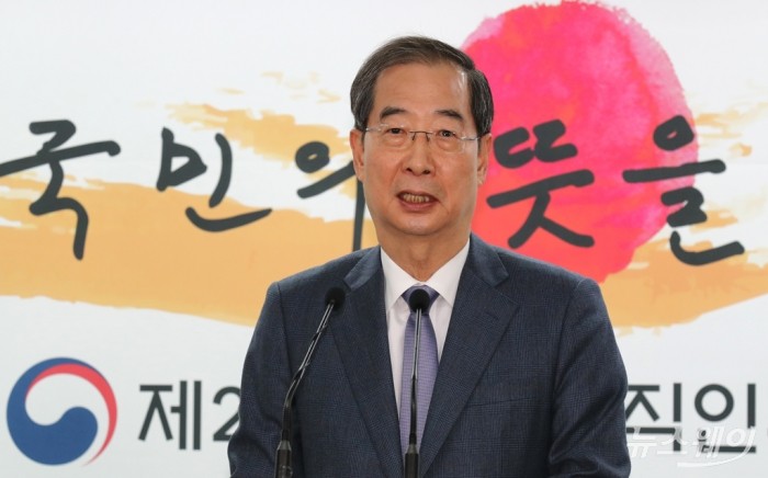 윤석열 대통령 당선자, 새정부 초대 총리후보 발표. 사진=인수위원회사진기자단 새정부 초대 총리후보로 지명된 한덕수 전 국무총리가 3일 서울 통의동 인수위 기자회견장에서 발언을 하고 있다.