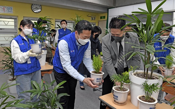 현대모비스, 아이들 교실 푸르게···'공기 정화' 식물 기증