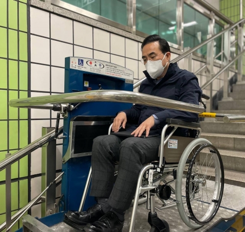 '휠체어 출근' 민주당 의원들···&quot;쏟아지는 시선 의식, 적응할 수 없는 불편&quot;