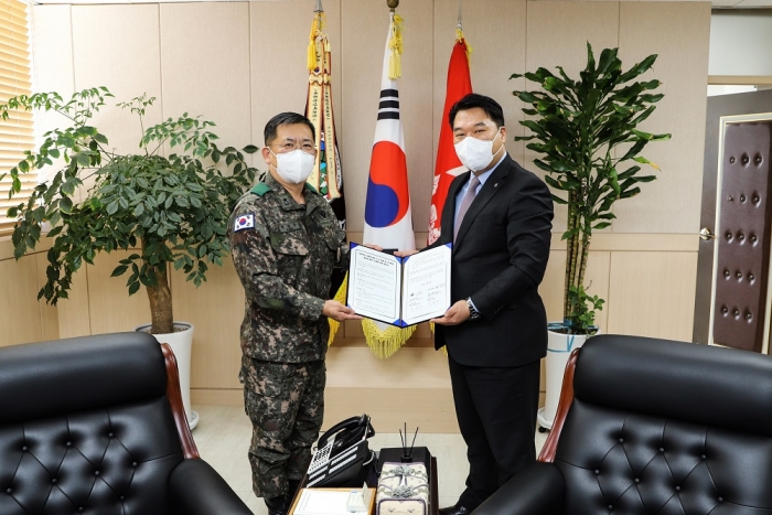 조진만 에어서울 대표(오른쪽)와 박남수 국군수송사령부 사령관이 군 장병 항공권 할인 혜택을 위한 협약을 체결했다. 사진=에어서울 제공