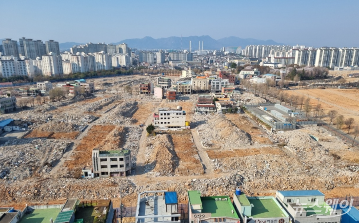 신가동 재개발 내 철거 모습. 광주 신가동 재개발은 광주광역시 광산구 신가동 842-9번지 일대에 위치해 있으며 최고 층수 29층, 51개동, 4732세대 등으로 메머드급 단지라고 볼 수 있다. 광천 재개발과 함께 '투톱' 입지로 평가되고 있다. 사진 = 신가동주택재개발정비사업조합