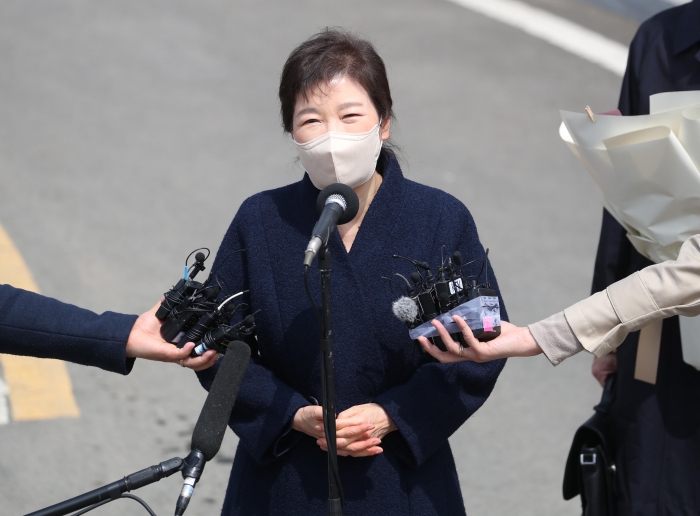 3월 24일 오후 박근혜 전 대통령이 대구 달성군 사저에 도착, 대국민 인사말을 하고 있다. /사진=연합뉴스 제공