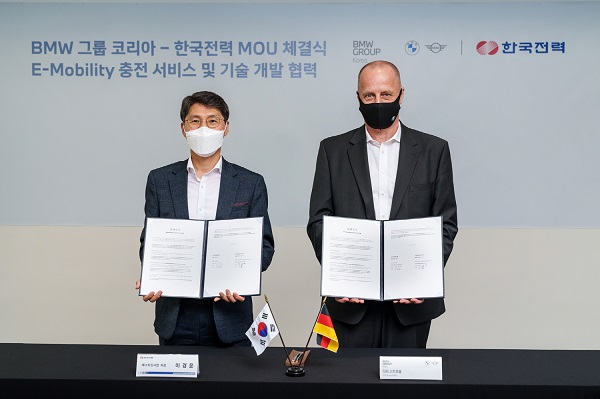 BMW코리아가 인천 영종도 BMW 드라이빙 센터에서 한국전력과 전기차 충전 절차를 간편화 하는 '플러그 앤 차지' 서비스의 공동 개발을 위한 업무협약을 체결했다고 11일 밝혔다. 사진=BMW그룹코리아 제공