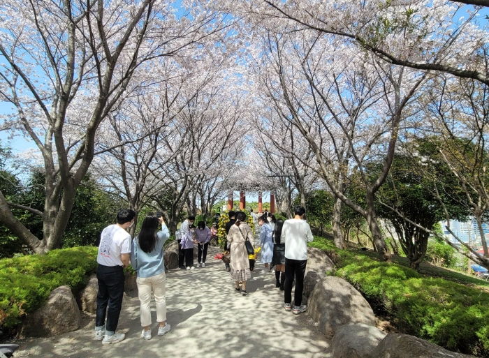 목포시 유달산 봄축제가 9~10일 '봄이 와서 봄을 즐겨봄'이라는 주제로 열리고 있다.