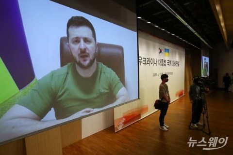 여야 &quot;우크라이나 평화에 한마음&quot;···젤렌스키 &quot;러시아 막을 군사 장비 지원해달라&quot;