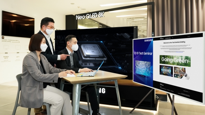 삼성전자가 2022년 삼성 TV의 신기술을 소개하는 '테크 세미나'를 온라인으로 개최한다. 삼성전자 영상디스플레이사업부 담당 직원들이 행사에 참석하고 있는 모습. 사진=삼성전자 제공