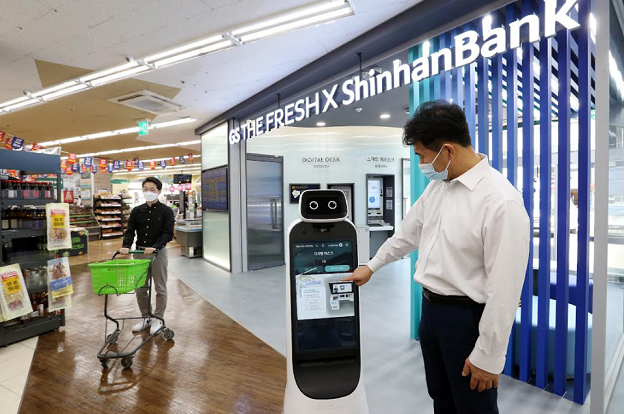 신한은행이 GS리테일과 오픈한 슈퍼마켓 혁신점포, GS 더프레시 광진화양점 모습.사진=신한은행 제공